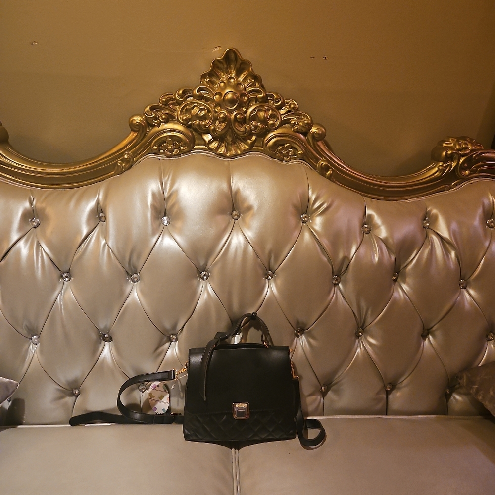 Handbags - Picture 5 of 13